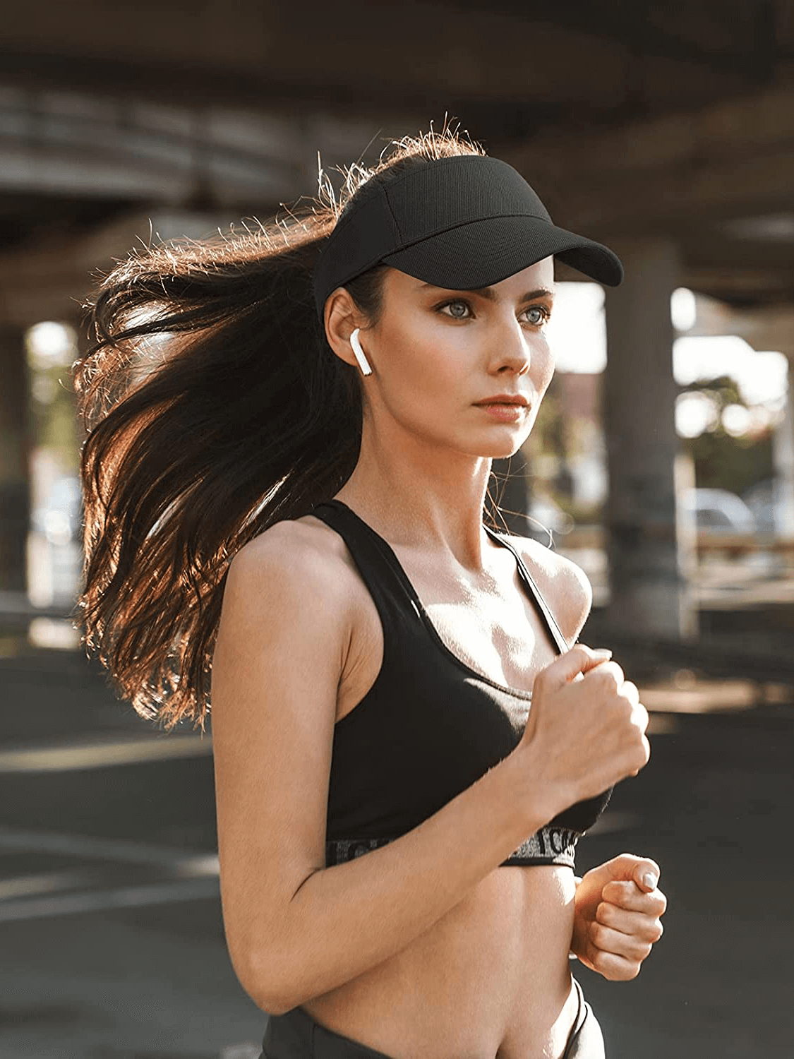 Woman jogging wearing a black tennis golf breathable visor cap, perfect for UV protection and outdoor sports.